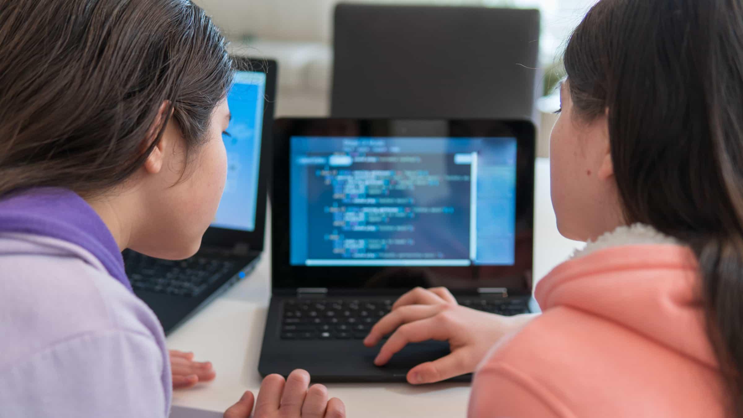 Scegli la piattaforma per lezioni di programmazione, informatica o matematica in base a come preferisci prendere le lezioni, ossia a domicilio oppure online.