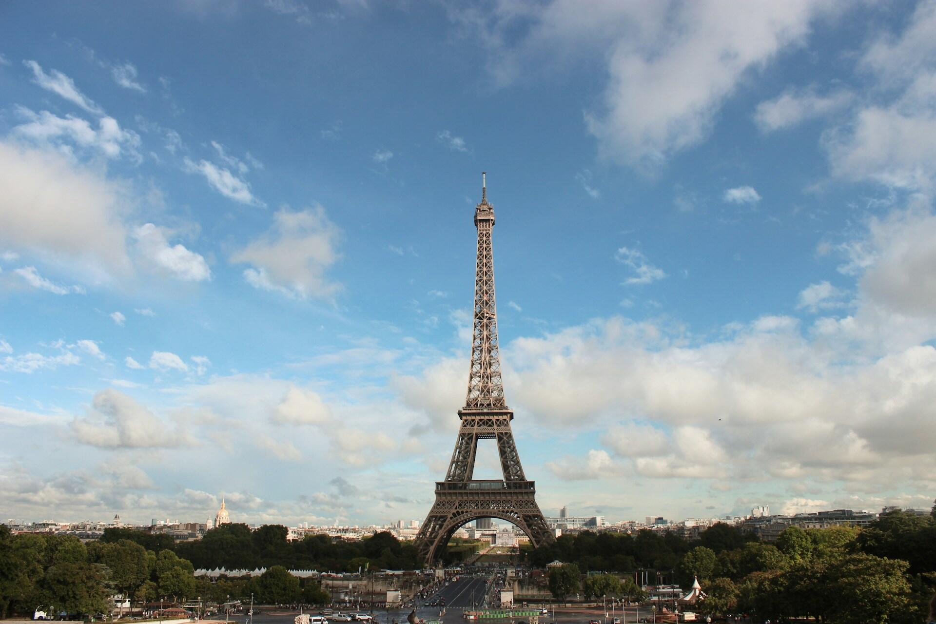 La celebre torre Eiffel nel centro di Parigi.