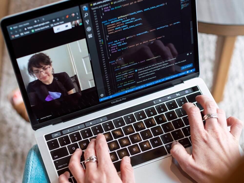 Una lezione di informatica a distanza si svolge proprio come una lezione in presenza.