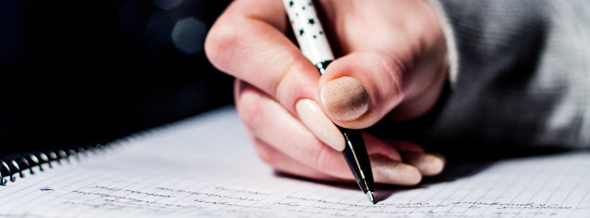 Alcuni punti di interiezione come il punto e virgola sono fondamentali nella scrittura informatica.