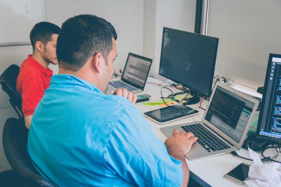 Le lezioni di programmazione sono incentrate sulla pratica.