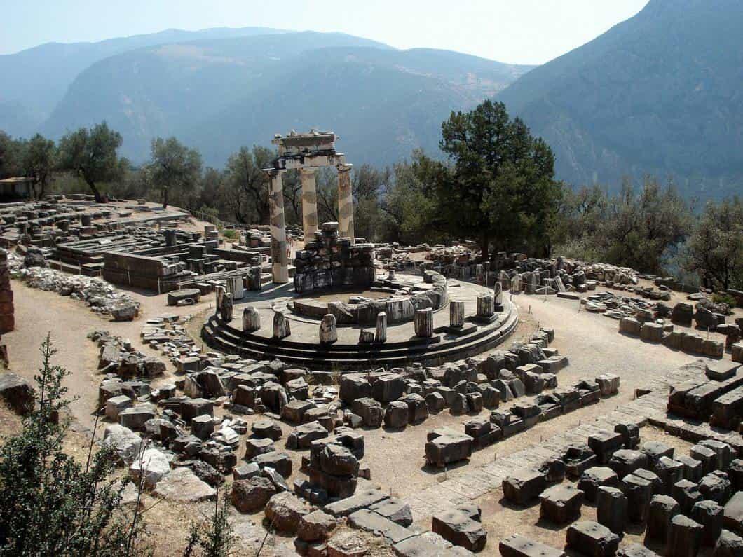 Nel periodo arcaico i Greci introdussero la democrazia, ampliarono l'arte, si dedicavano al gioco quando non erano impegnati nell'agricoltura e iniziarono a produrre la vasta cultura mitologica, filosofica e scientifica che trovò il massimo splendore nel periodo classico.