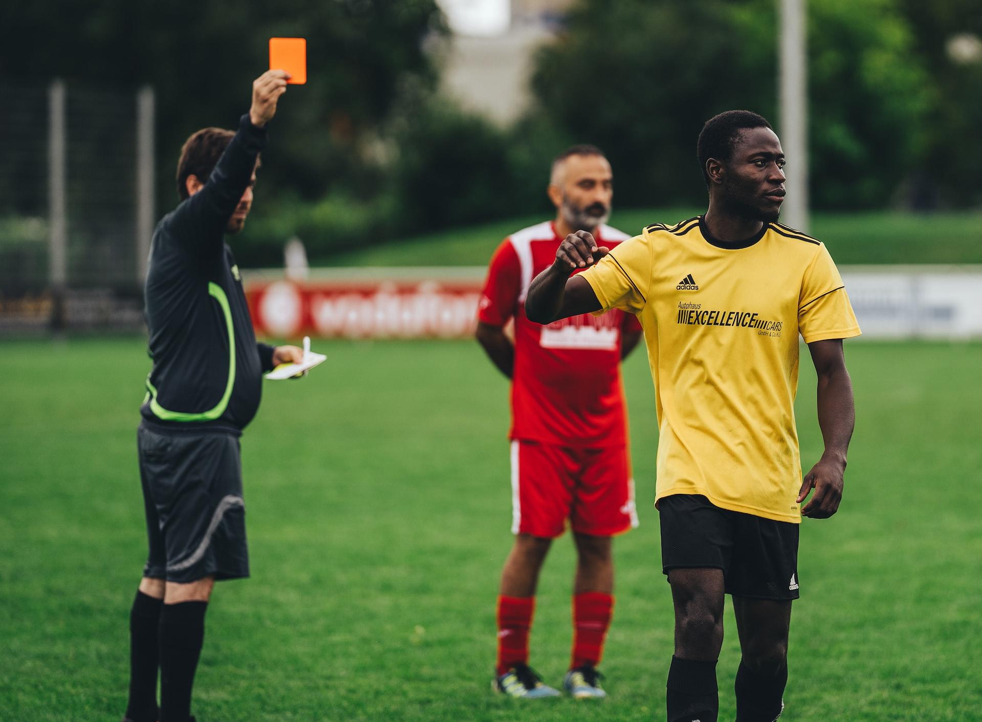 cartellino giallo campo calcio
