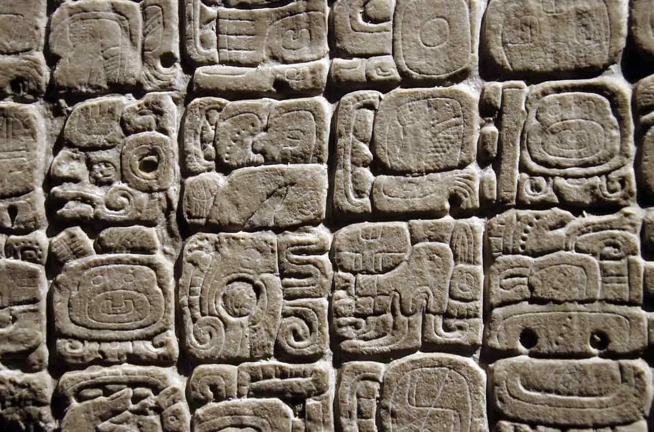 La scrittura Maya ha lasciato tracce sulle piramidi.
