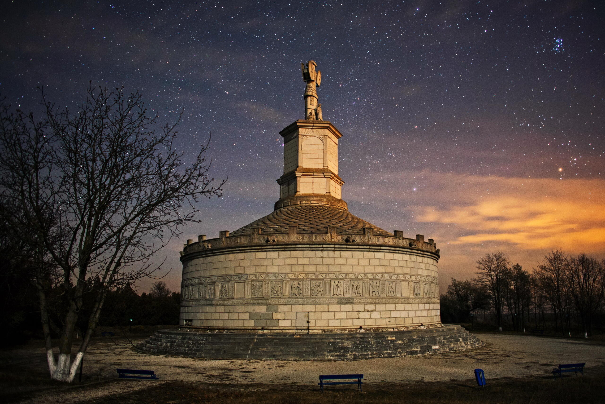 Il Tropaeum Traiani in Romania e sullo sfondo un cielo stellato. 