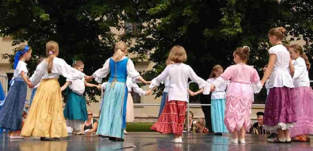 Leggi il nostro articolo per scoprire i dettagli sullo svolgimento di una lezione di ballo per i più piccoli.