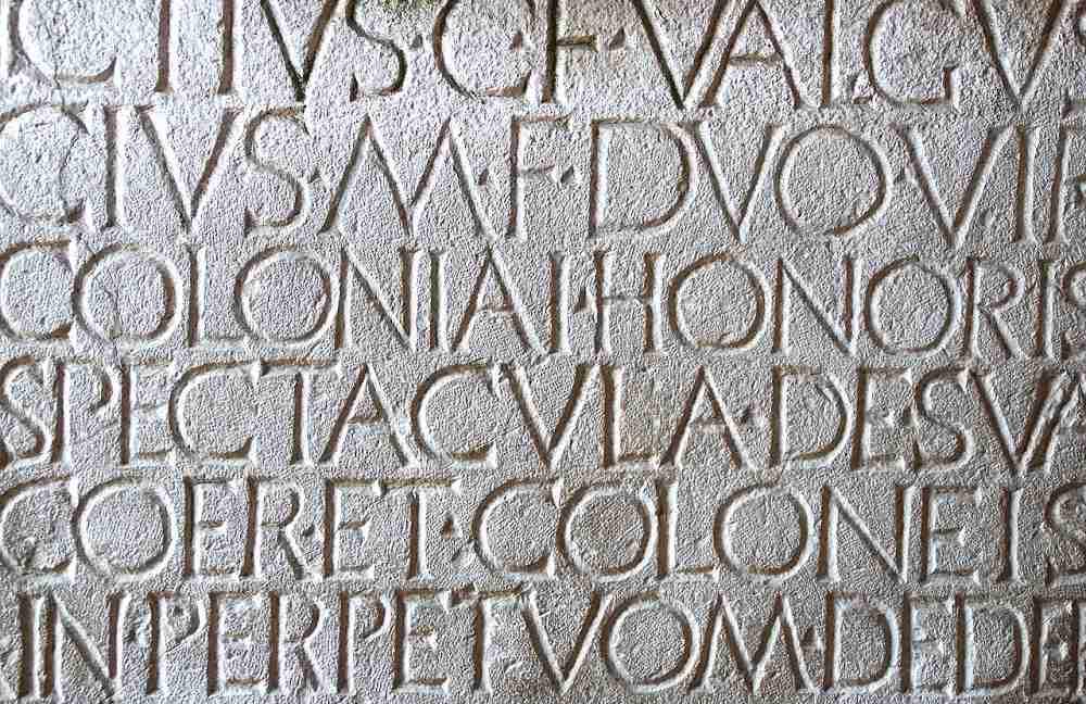 La lingua latina non si trova solo nelle grammatiche e nelle opere di storici e commediografi dell'antica Roma.