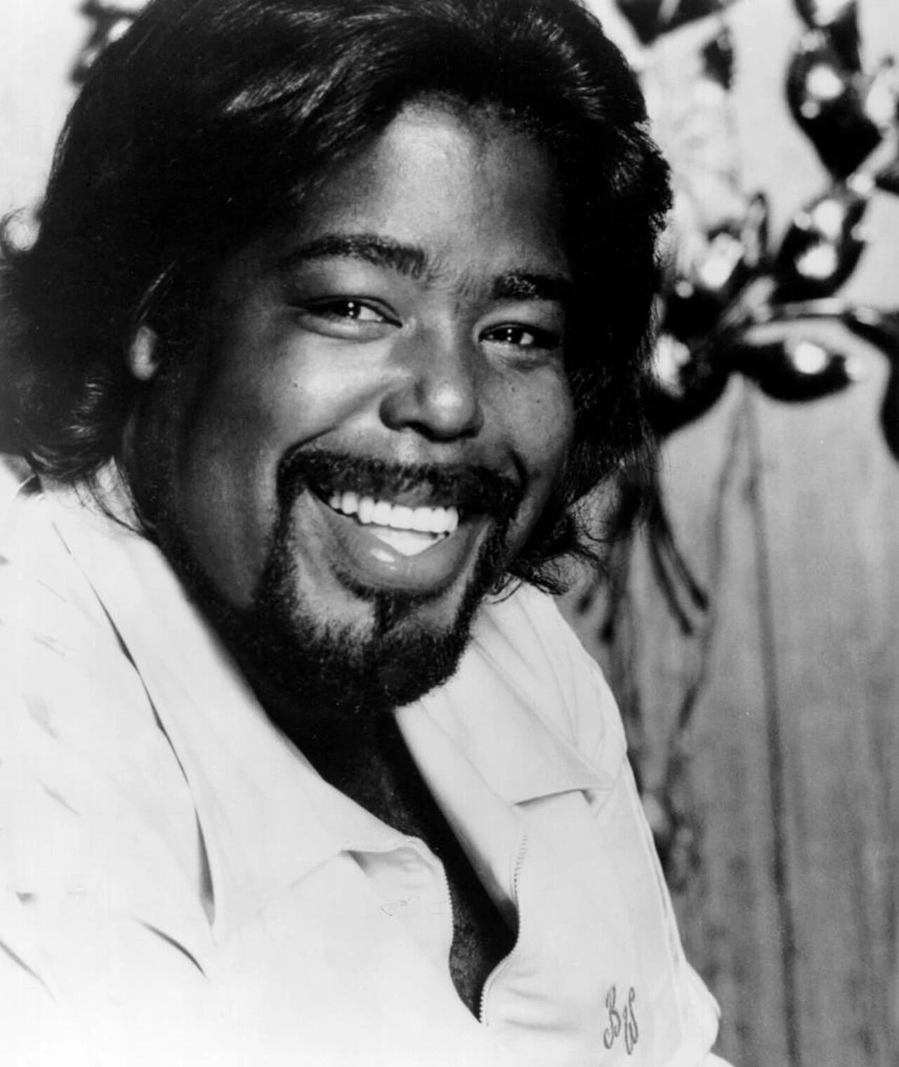 Barry White, cantante famoso per la sua voce profondissima.