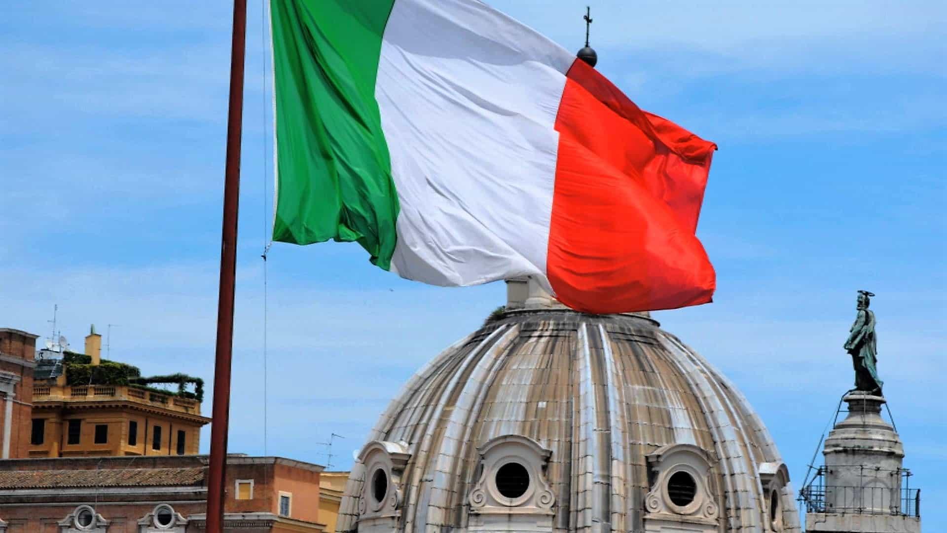 Studia l'inno nazionale italiano come se fosse una poesia, prendendo appunti e trascrivendo le parole, prima di affinare ritmo e intonazione con il tuo insegnante di canto.