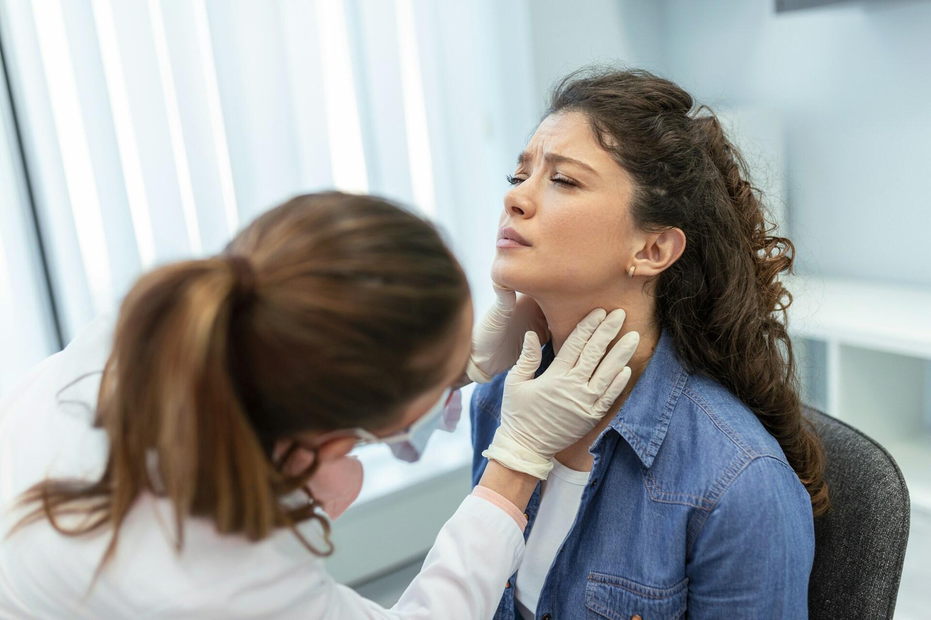 Una donna viene visitata da una dottoressa.