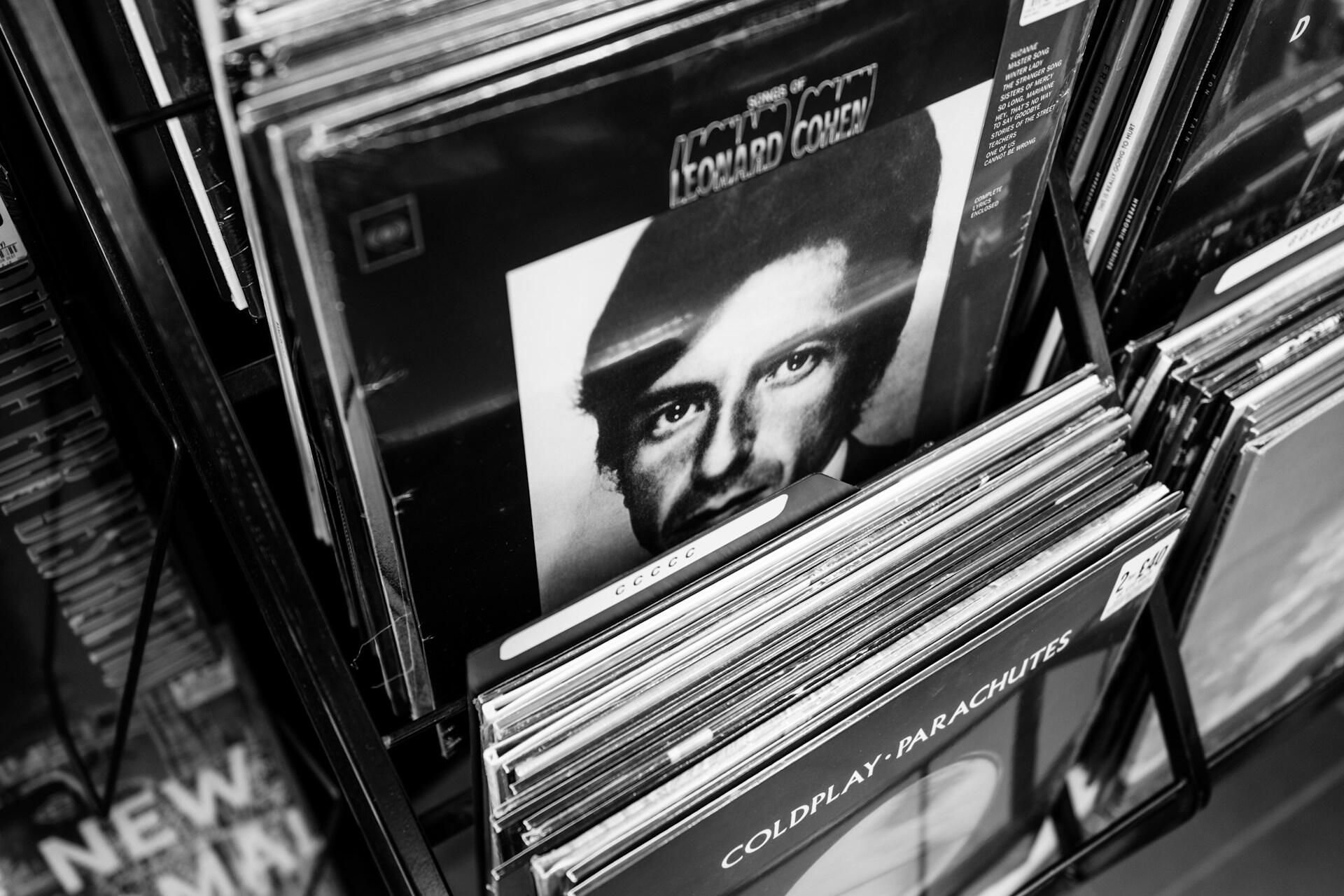 Un vinile di Leonard Cohen esposto in un negozio.