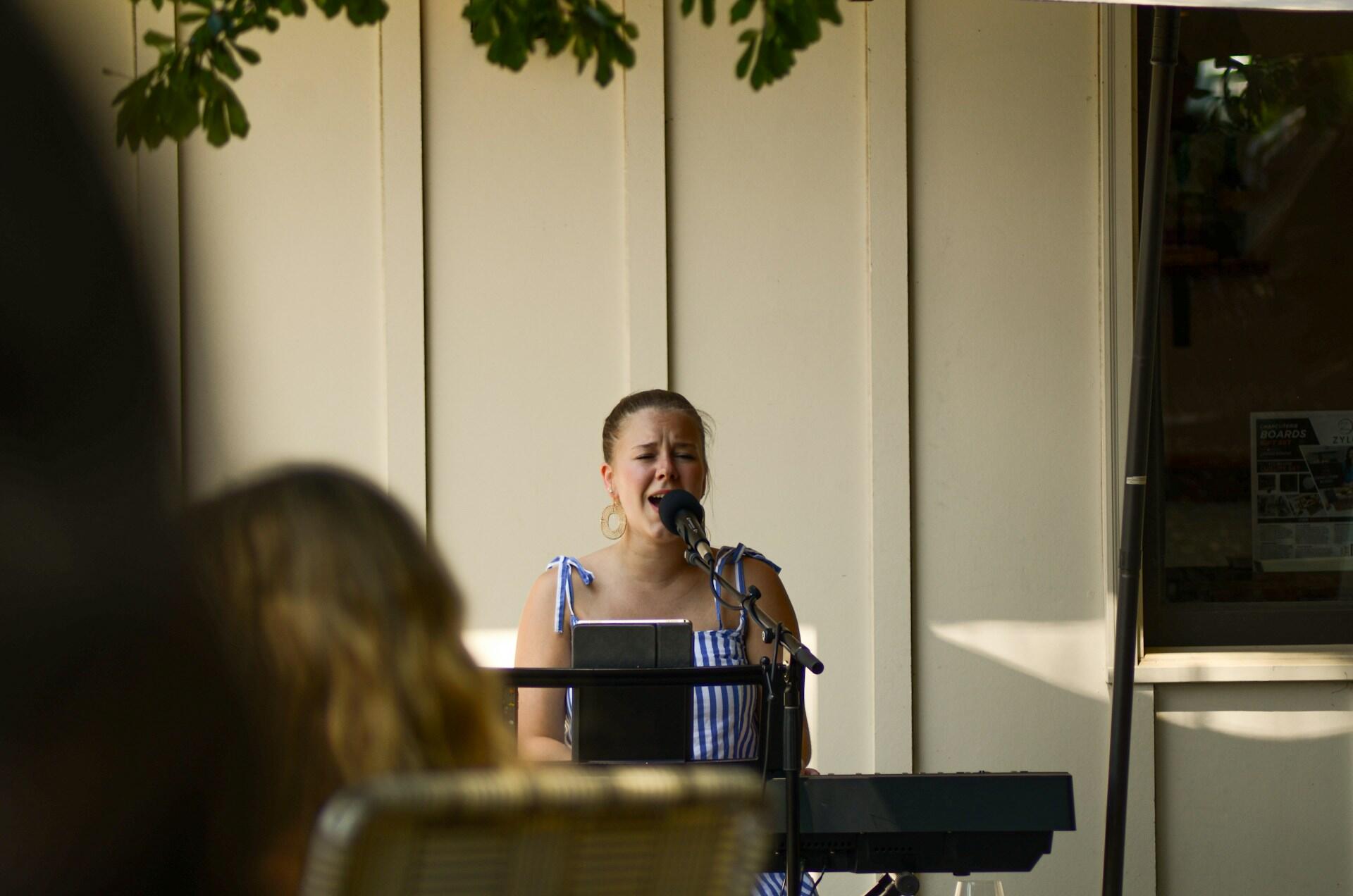 ragazza che prende lezioni di canto con un Superprof