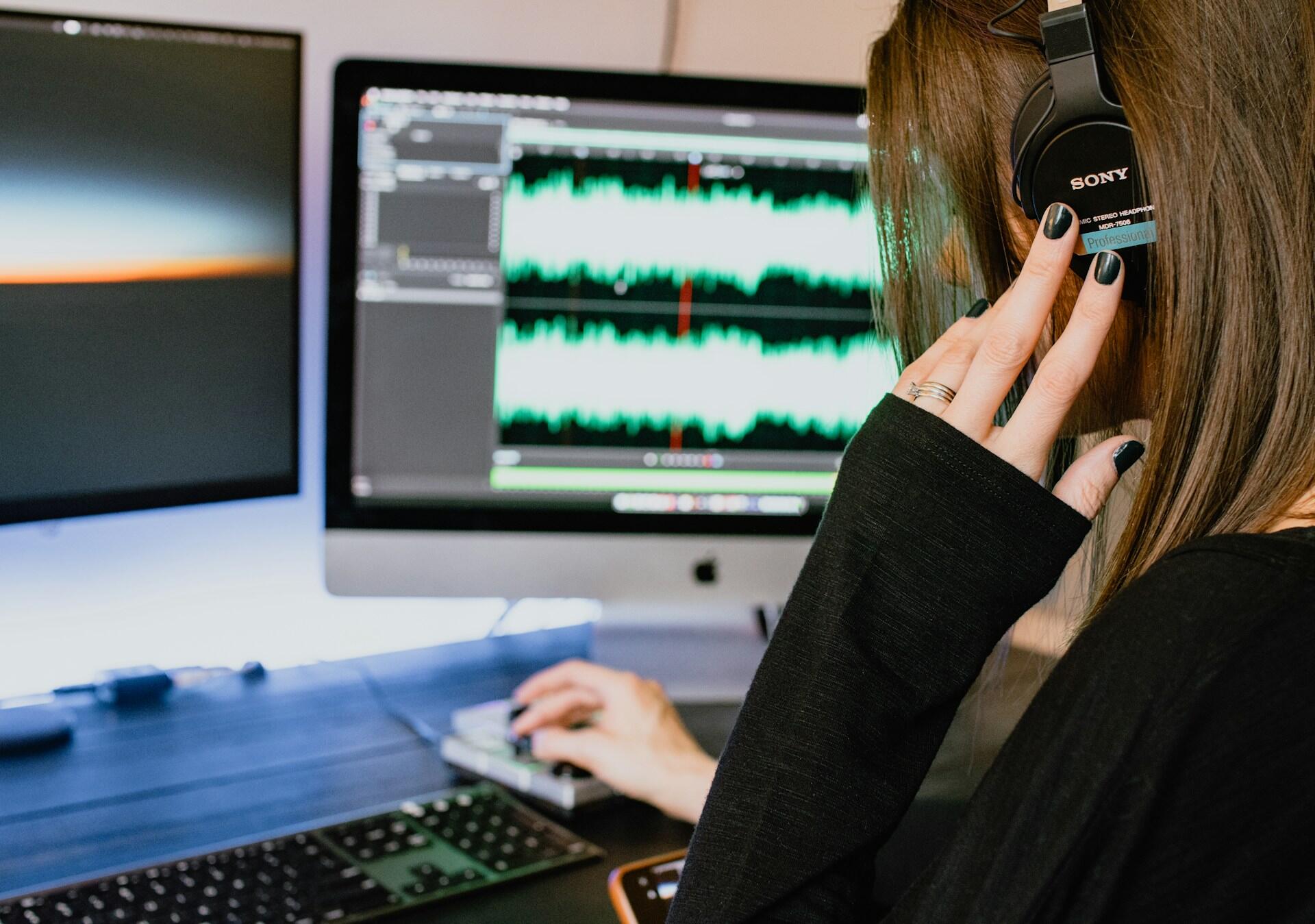 Una ragazza registra la propria voce per migliorare la propria tecnica canora.