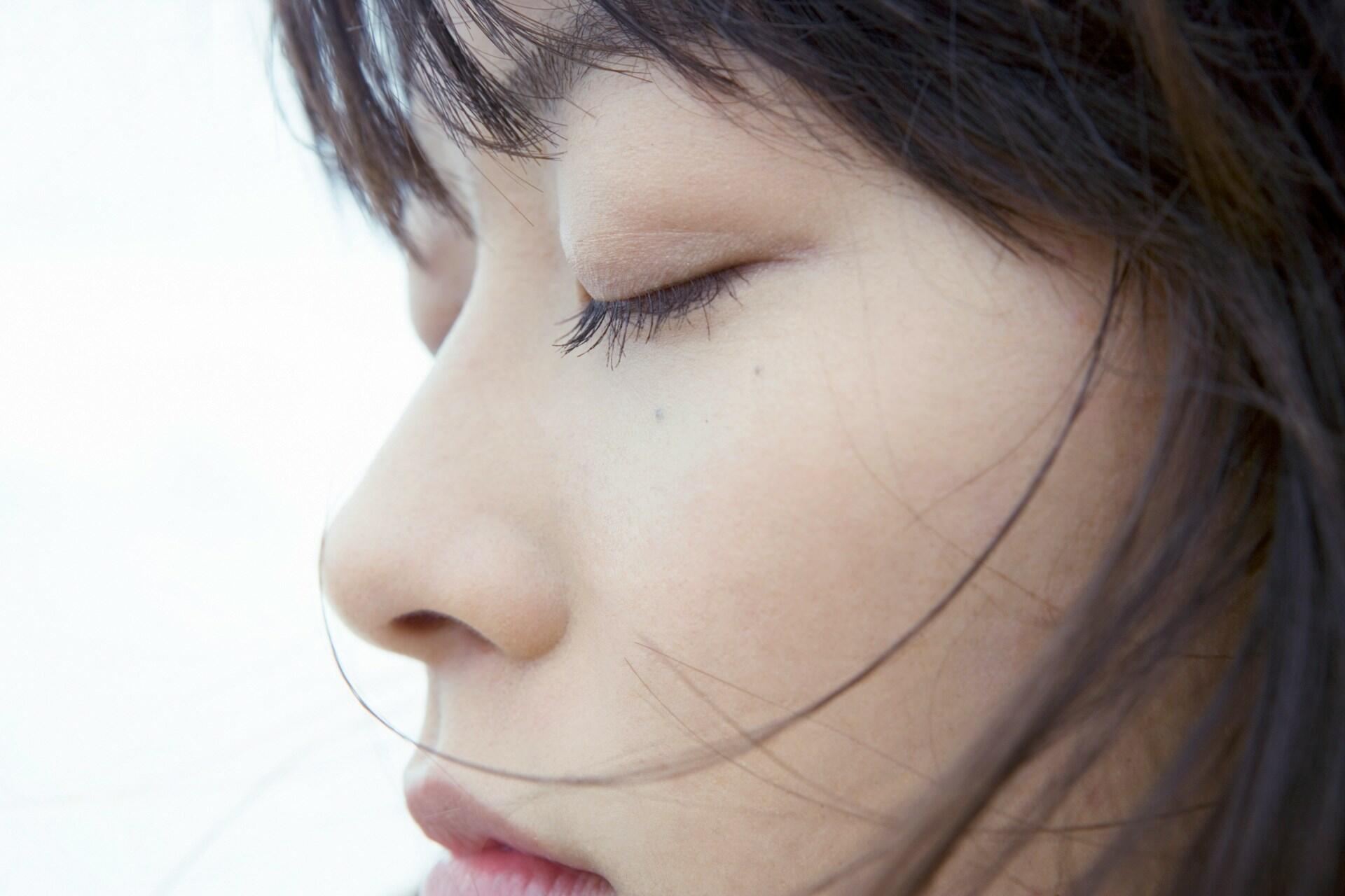 Una ragazza respira lentamente e si rilassa.