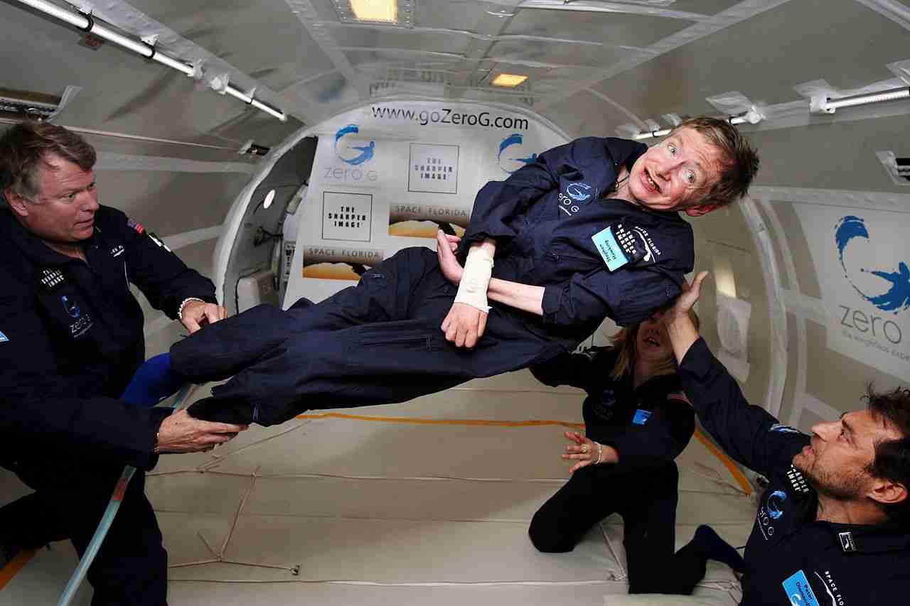 Nonostante la sua malattia fortemente debilitante, Hawking è riuscito a produrre capitoli fondamentali della fisica moderna.
