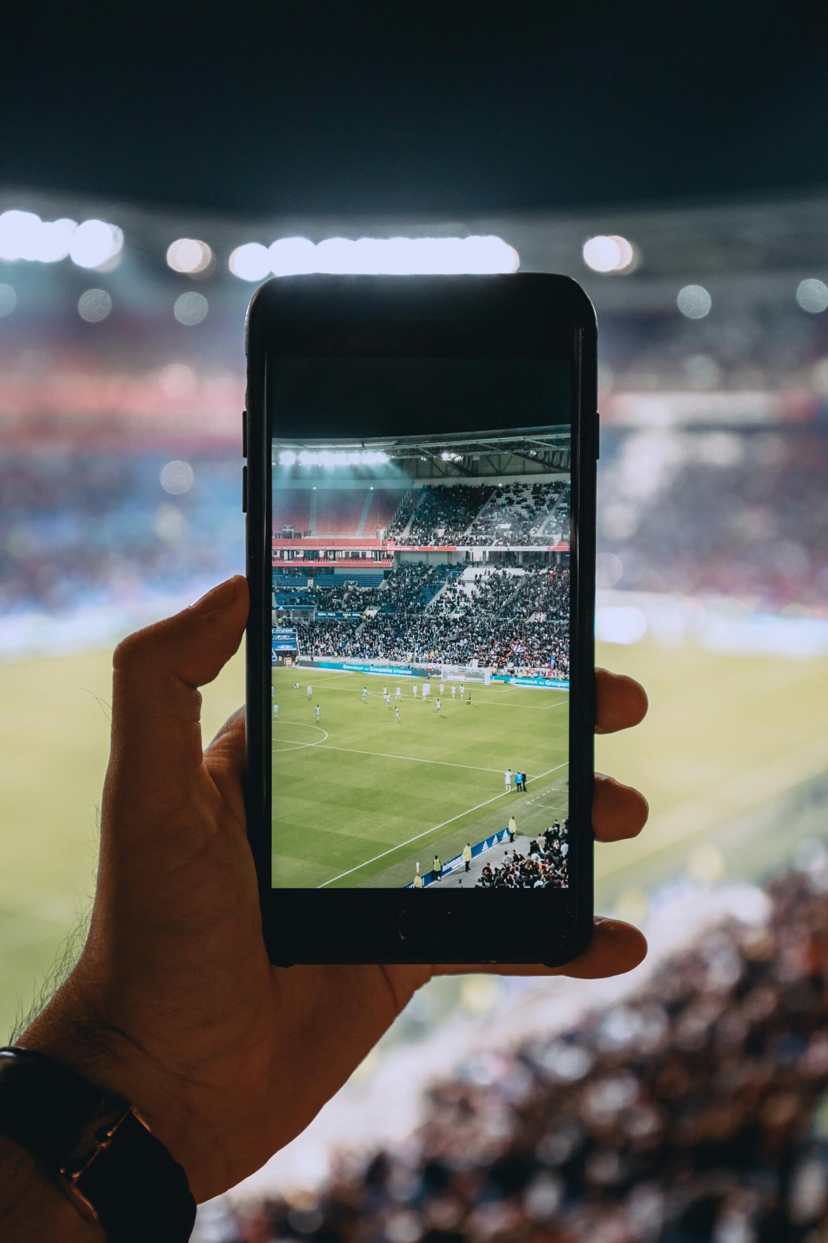 Telefono che inquadra campo di pallone