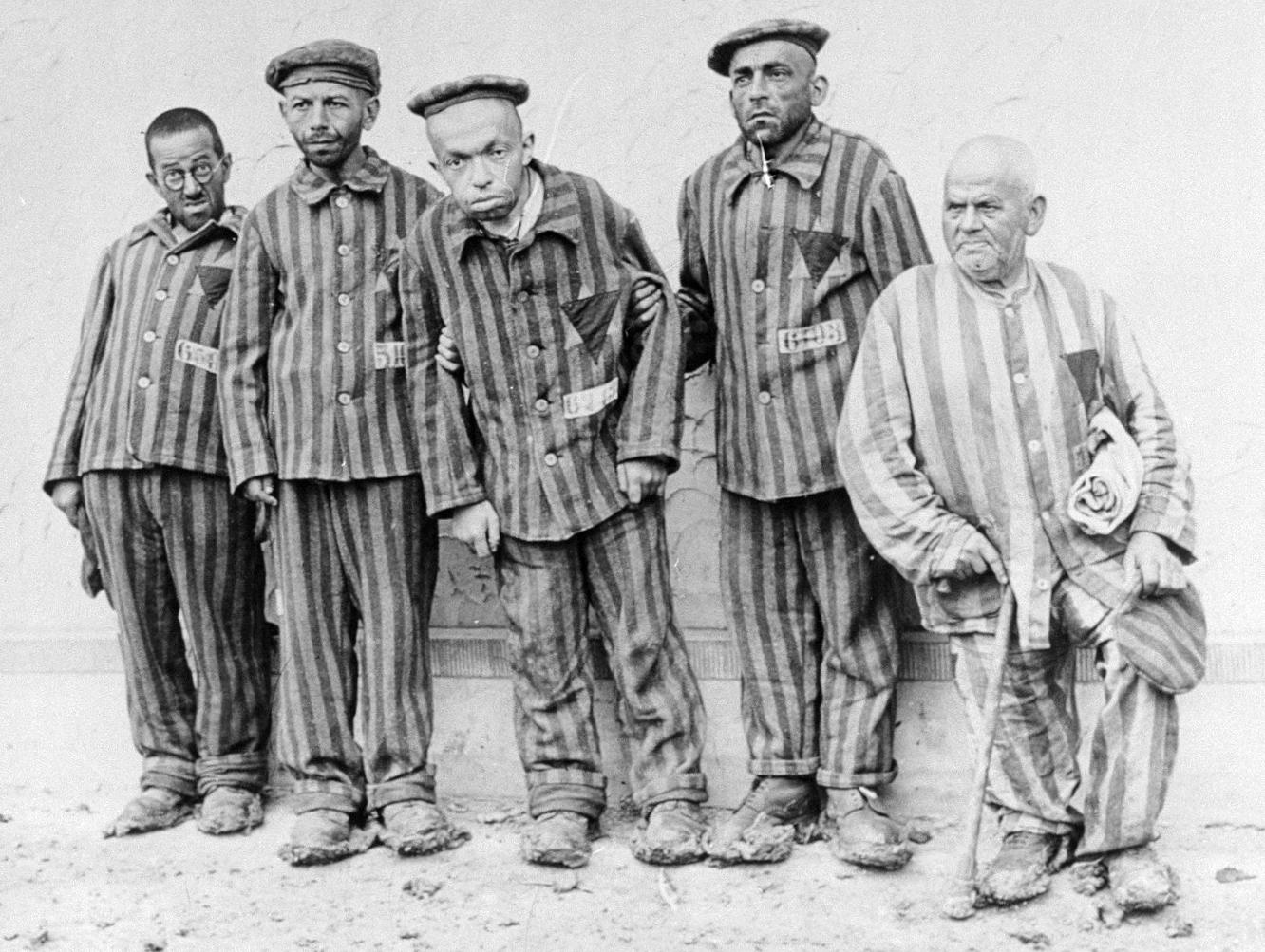 Questa foto ritrae alcuni disabili nel campo di concentramento di Buchenwald
