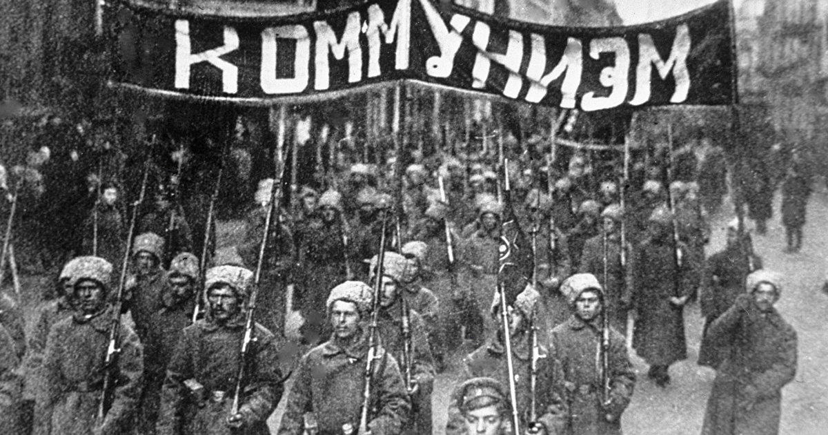 Militari, armati fino ai denti, marciano per le strade delle città.