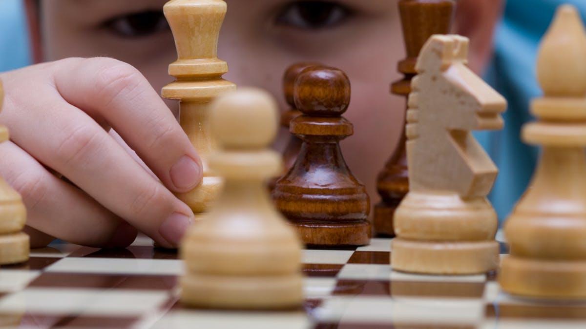 Un corso di scacchi per bambini è più orientato al movimento, ma si possono inserire anche nozioni di base di tattica.