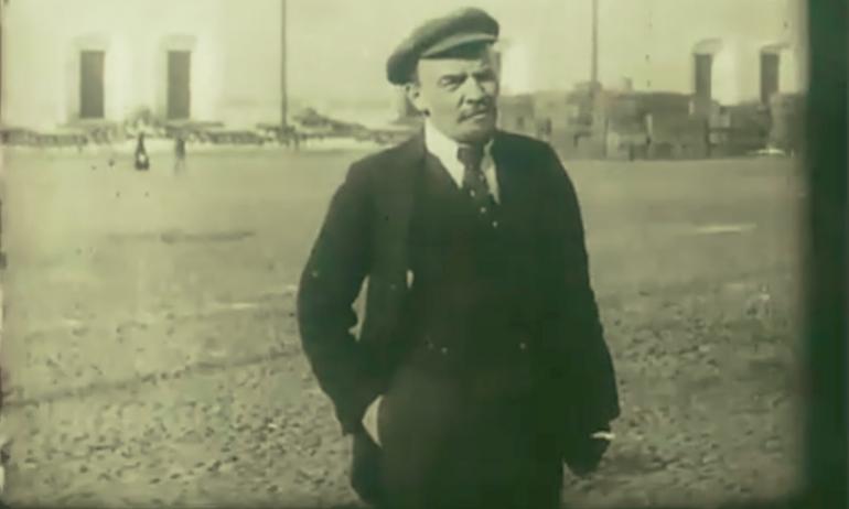 Lenin cammina in strada a Pietrogrado
