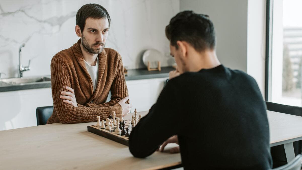 Basta con l'intelligenza artificiale, è meglio imparare a giocare a scacchi con un insegnante vero.