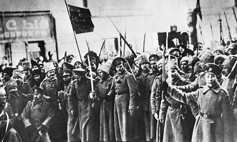 I manifestanti durante la rivoluzione di febbraio