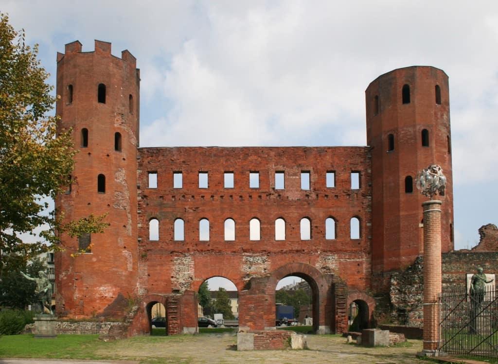 Se vuoi studiare storia per piacere, puoi seguire un corso presso un'associazione o contattare un insegnante privato per imparare con i tuoi tempi.