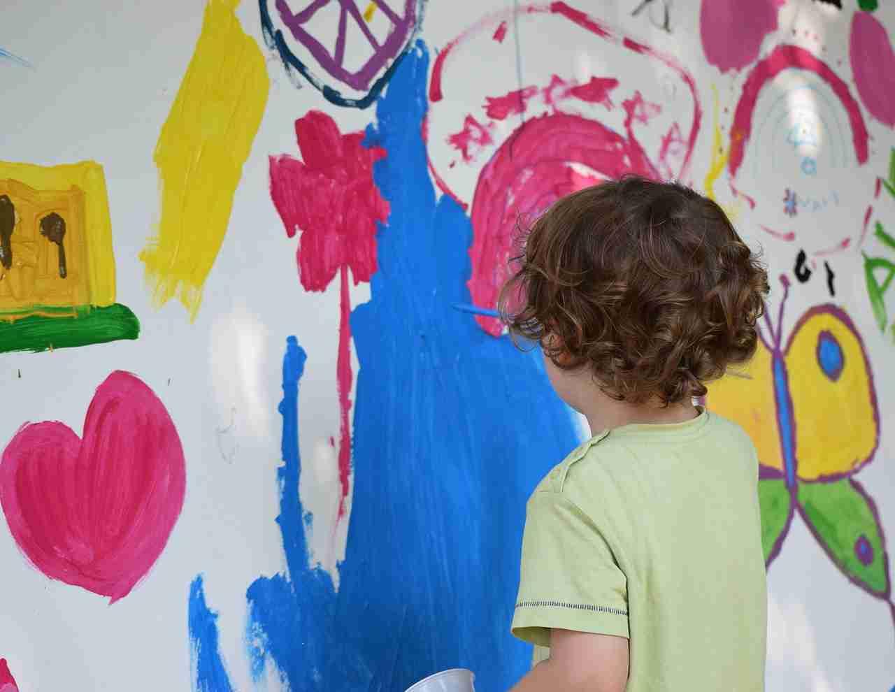 Breve excursus su un approccio diverso all'informatica e al disegno infantile.