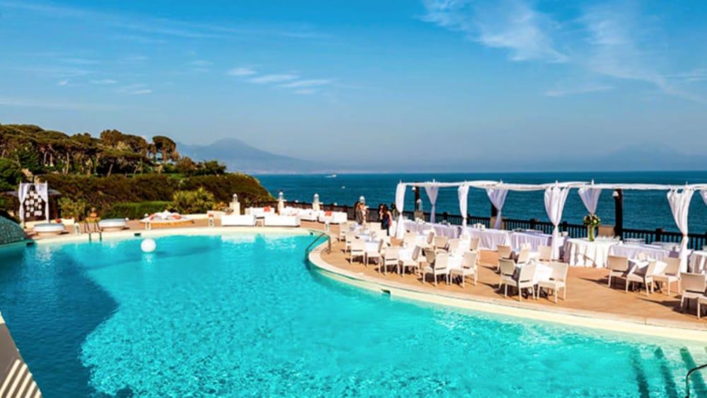 Tra centri sportivi privati, scuole nuoto e piscine pubbliche, ci sono molte occasioni per imparare a nuotare a nuoto con un istruttore in gruppo oppure con lezioni private.