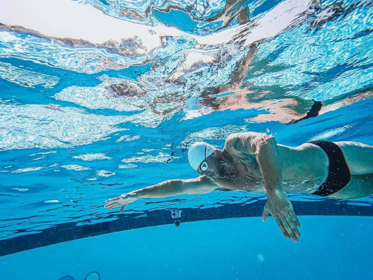 Se il tuo obiettivo è imparare a nuotare o perfezionare la tecnica la soluzione migliore è prendere lezioni private di nuoto oppure seguire corsi in gruppo presso piscine pubbliche e commerciali.