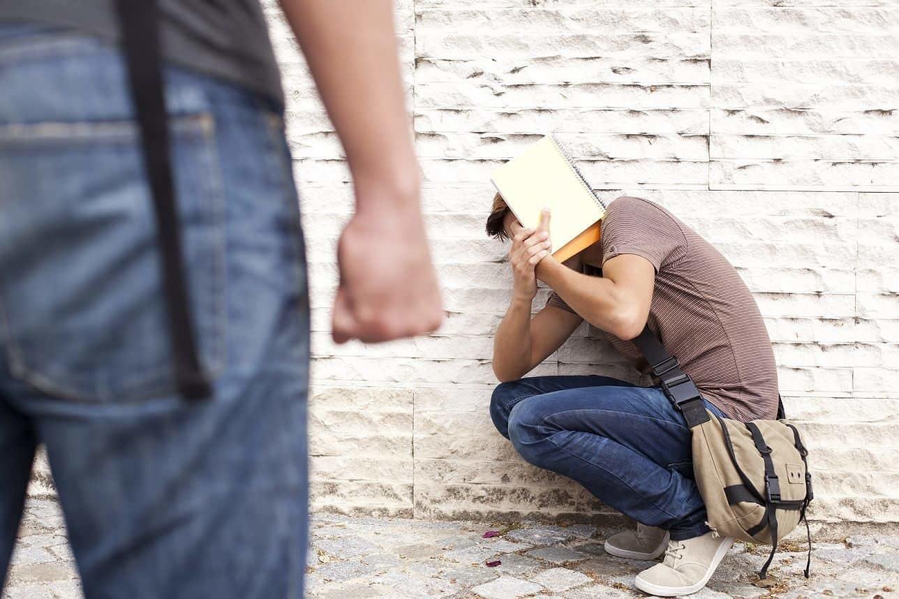 La prima cosa da fare per aiutare i tuoi figli contro il bullismo è parlarne.