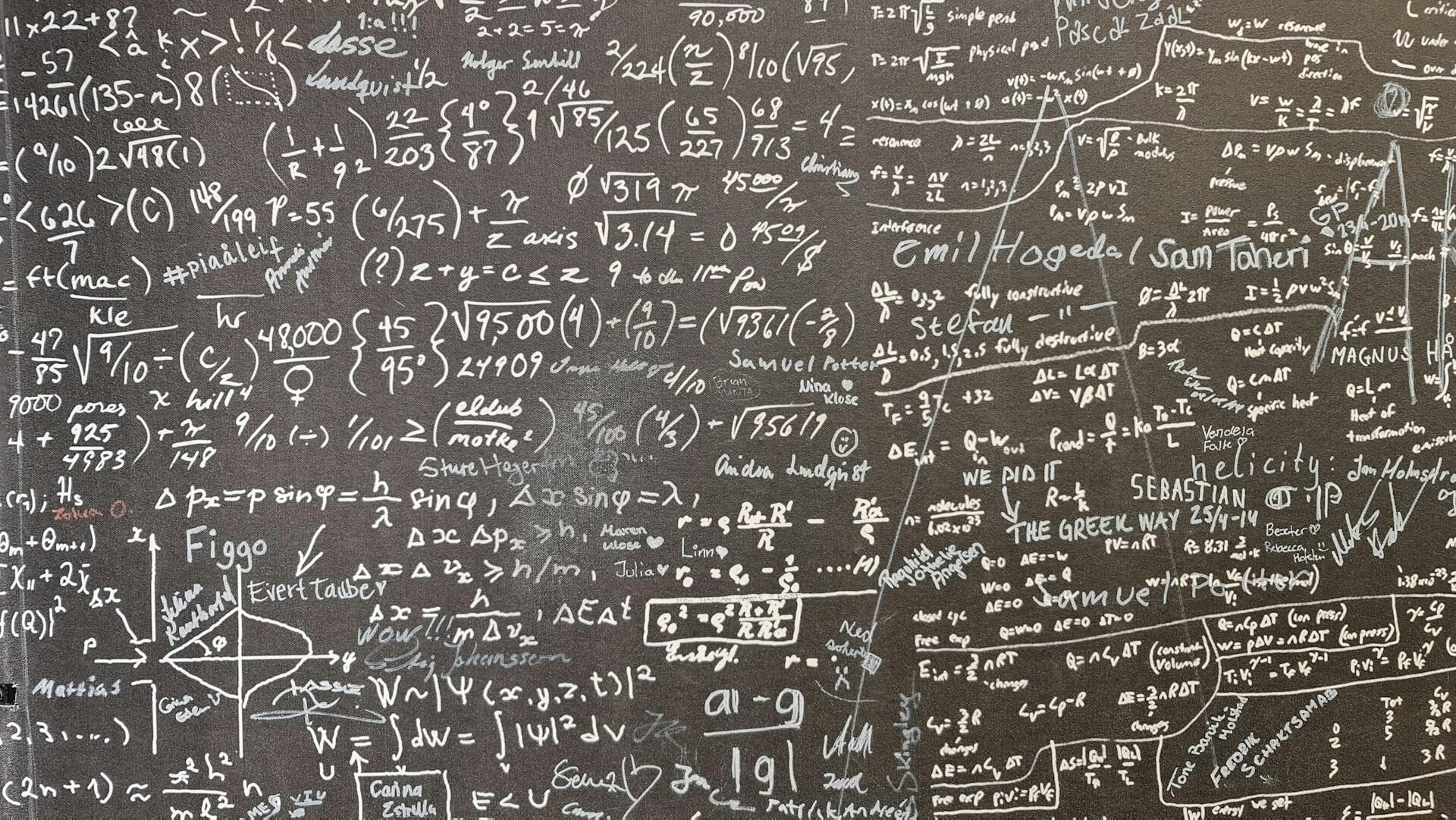 Lavagna con alcuni calcoli di matematici piu importanti della storia.