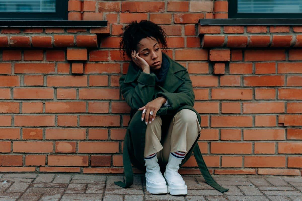 Alcuni segnali indicano che tuo figlio è un bullo o vittima di bullismo, ma non sono facili da capire soprattutto perché il comportamento degli adolescenti può essere molto diverso a casa e a scuola.