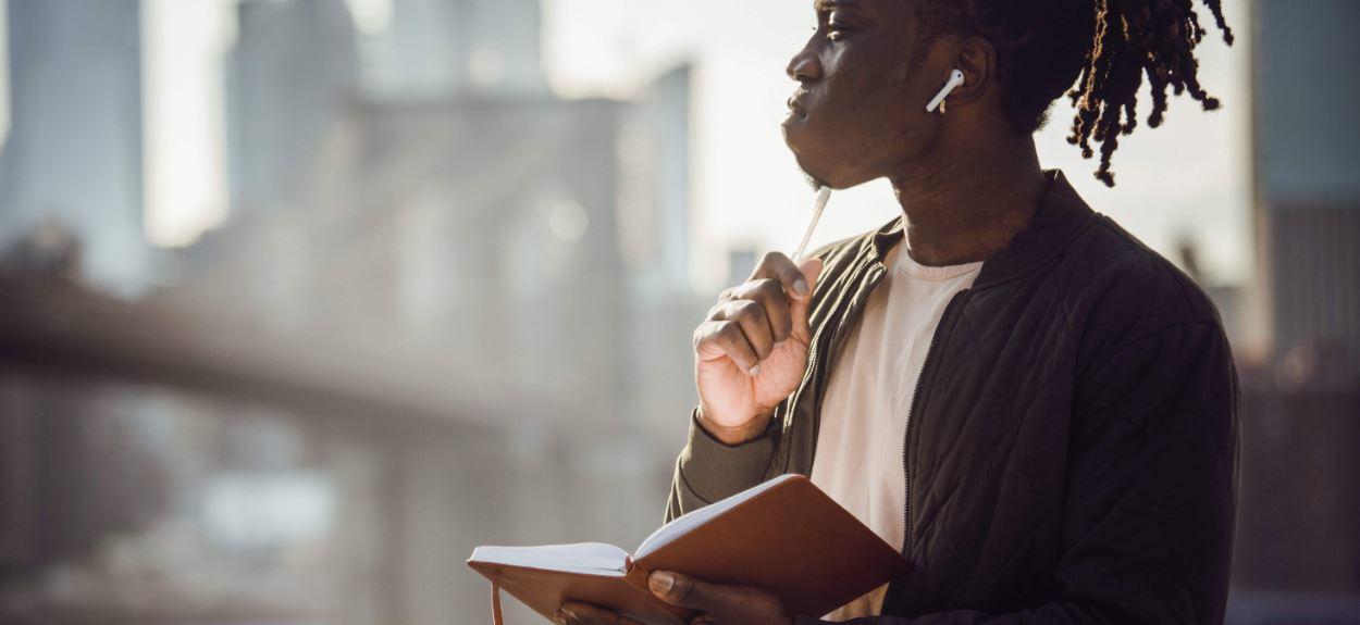 Meditare, fare free writing, viaggiare o fare esercizi di scrittura vincolata sono tutti ottimi metodi per trovare l'ispirazione e scrivere una canzone.