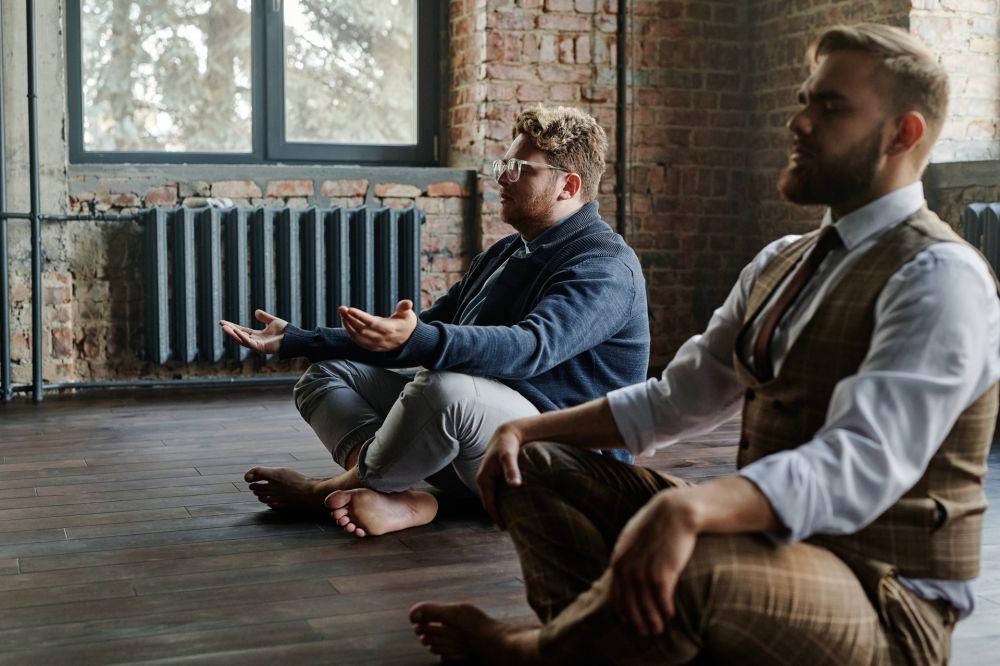 Meditare in gruppo può rendere l'esperienza ancora più piacevole.