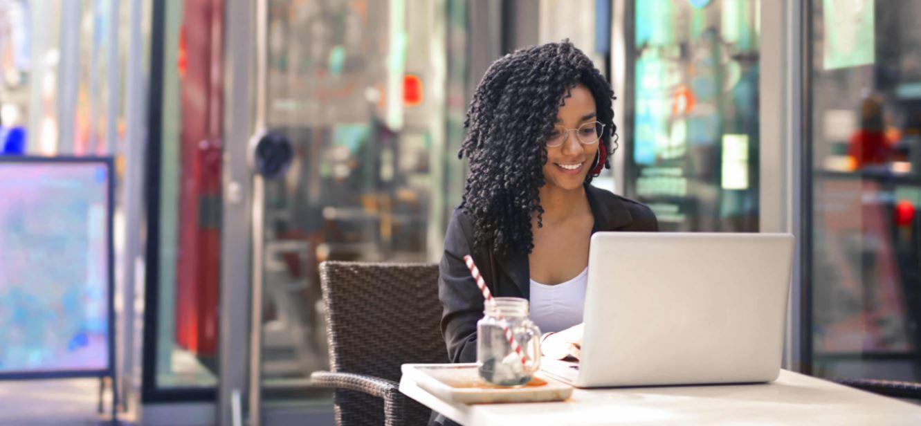 Comporre i testi della tua canzone implica la ricerca di una buona idea, che nasce con la giusta fonte di ispirazione, una struttura in cui strofa, ritornello, ponte e introduzione aiutano a trovare le parole giuste da abbinare alle note.