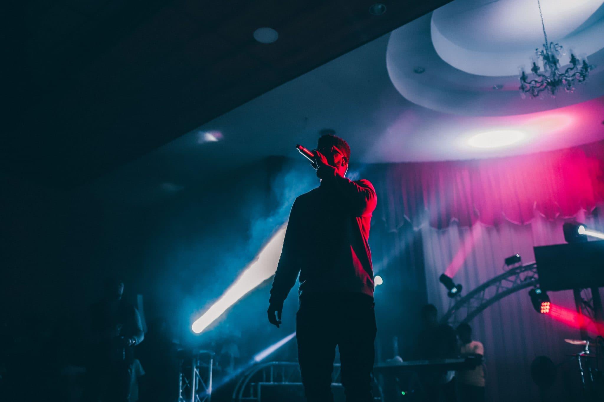 Oltre a ispirarsi al passato e ai ricordi, potresti prendere spunto da ciò che ti circonda e improvvisare i testi delle tue canzoni.