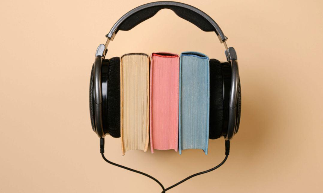 Se vuoi scrivere una canzone da solo puoi aggiungere alle lezioni di canto, un manuale per il songwriting che ti aiuti a conoscere la teoria e la pratica del componimento di testi in musica.