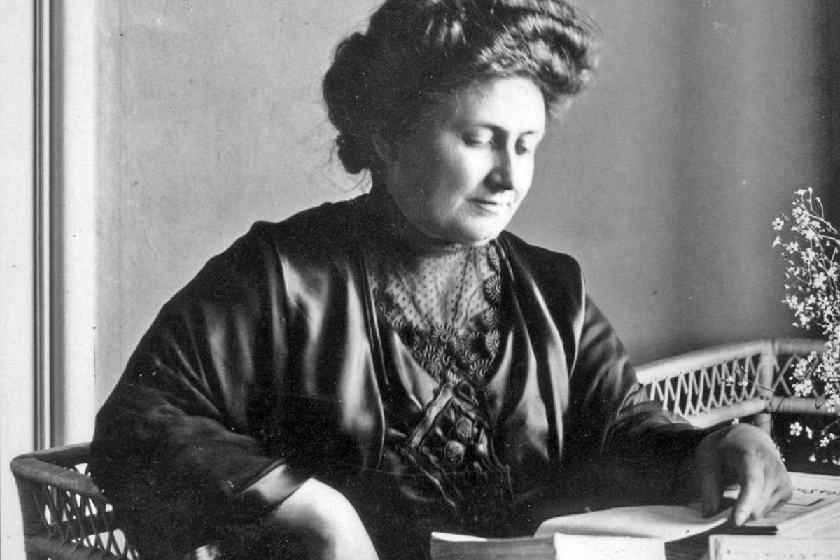 Foto di Maria Montessori in bianco e nero.