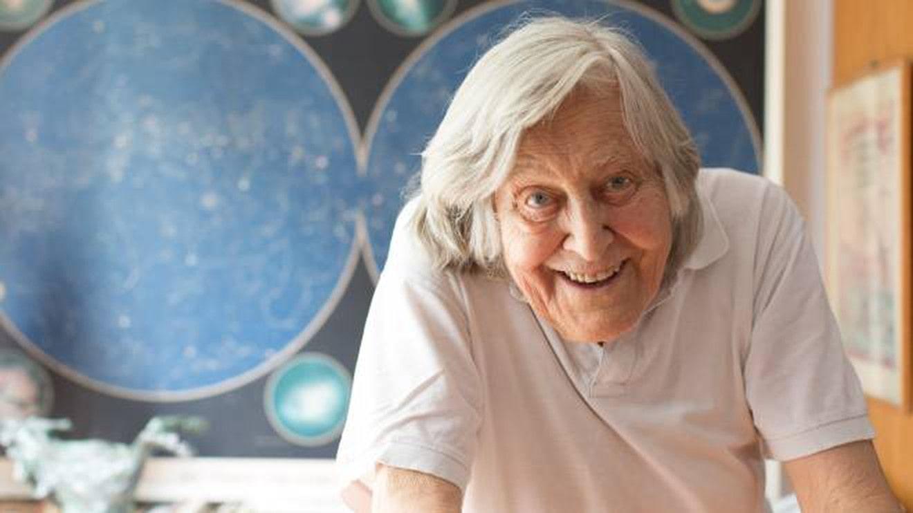 La vita di Margherita Hack è una storia di passione per la fisica e in particolare la luminosità delle stelle, ma anche amore per la vita, lo sport, gli animali e la difesa della parità di genere e del ruolo delle donne nella scienza.