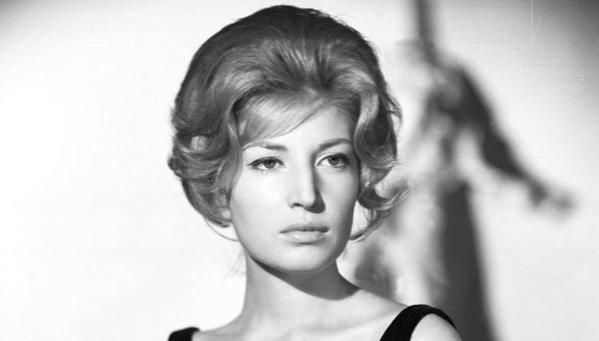 La nascita del nome Monica Vitti si deve al cognome della madre e all'inizio della sua carriera a teatro, a Roma.