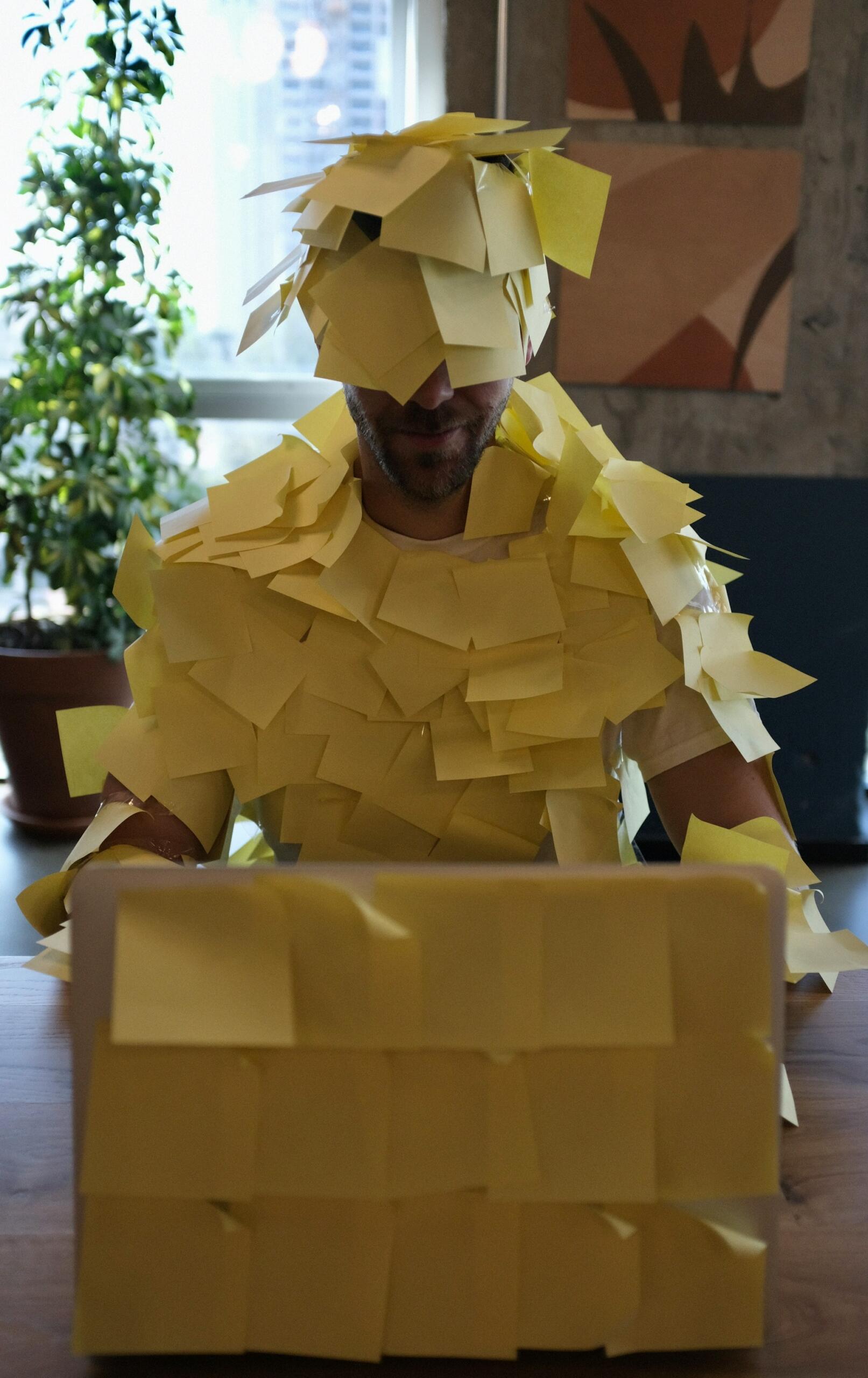 uomo ricoperto di post-it