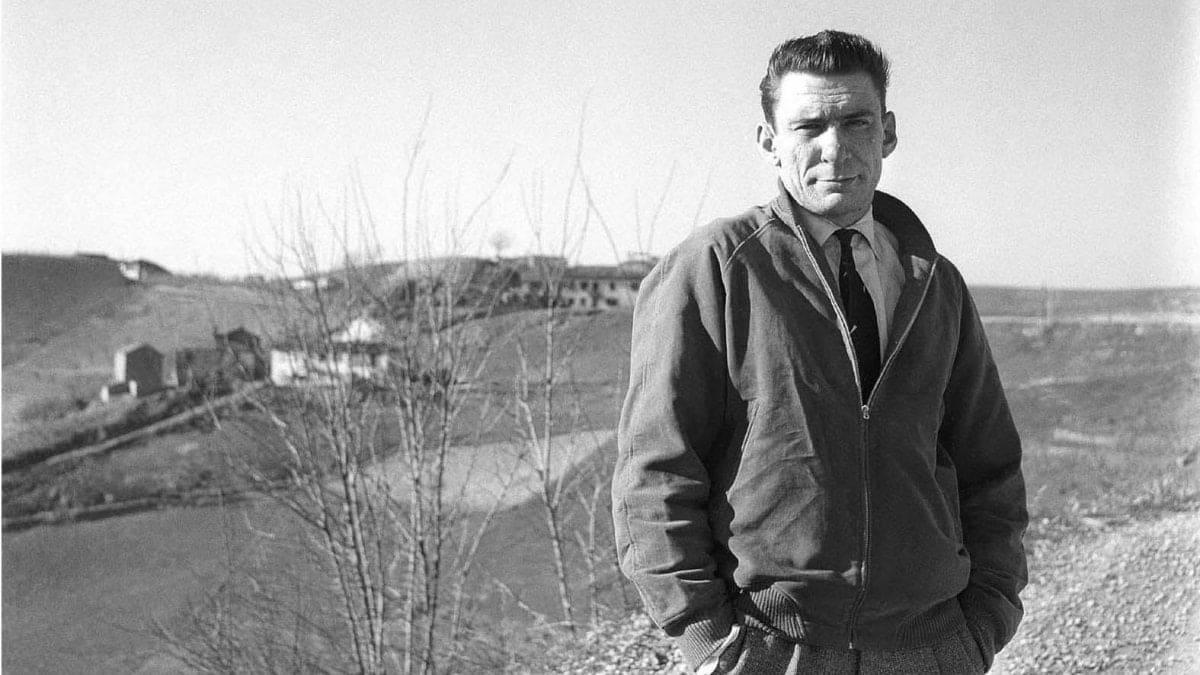 Con romanzi e racconti storici autobiografici, Beppe Fenoglio ha tramandato la tua testimonianza autentica, senza idealismi, sulla Resistenza partigiana ad Alba e nelle Langhe.