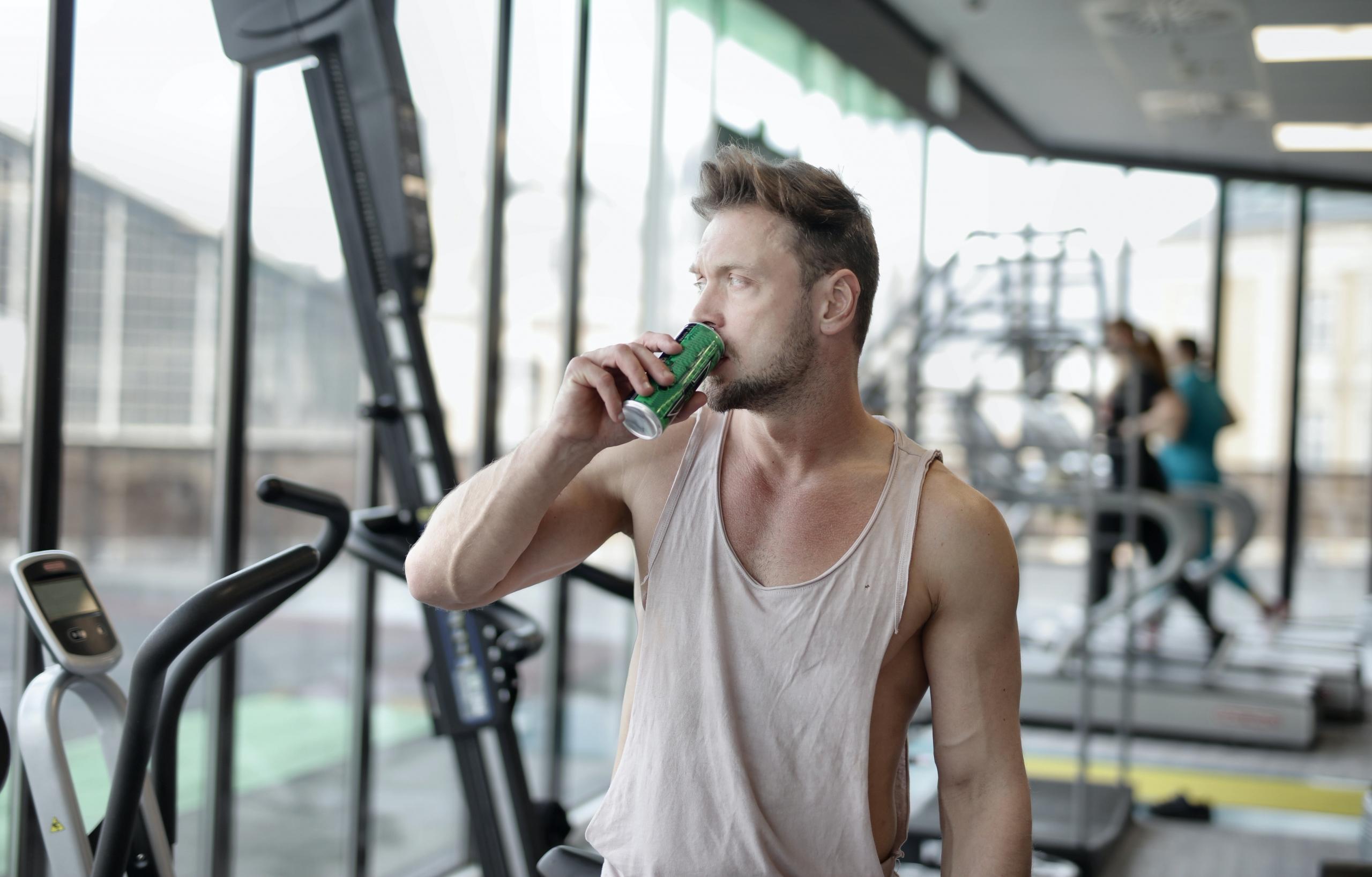 Persona che beve dopo sport.
