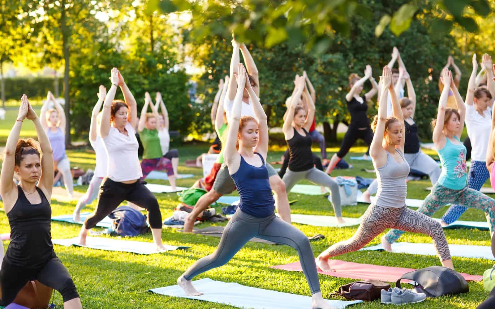 Fare yoga all'aperto aiuta a rilassarsi e a eliminare un po' di stress.