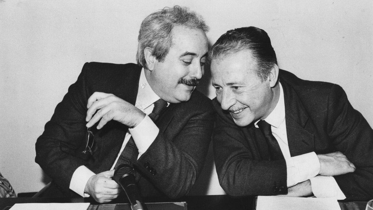 La fotografia di Falcone e Borsellino durante il Maxiprocesso è una delle immagini più celebri del dopoguerra.