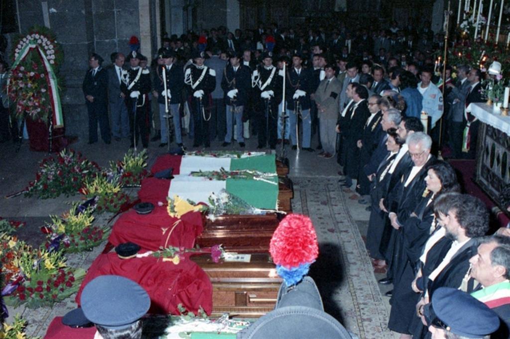 La morte di Giovanni Falcone fu uno shock per l'Italia intera.