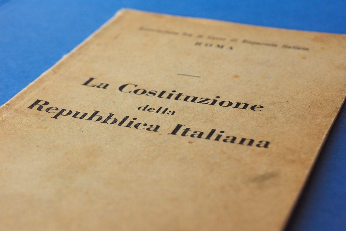 La Costituzione nasce per ridare all'Italia una carta fondamentale che rispetti i diritti e le libertà all'interno di una Repubblica basata sulla divisione dei poteri e l'uguaglianza.