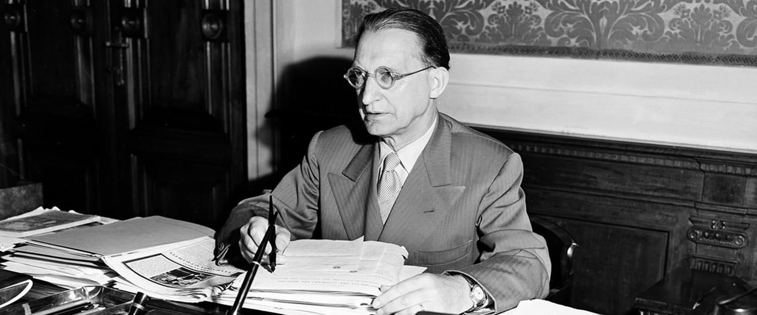 Alcide De Gasperi e la DC dominarono la politica italiana per decenni.