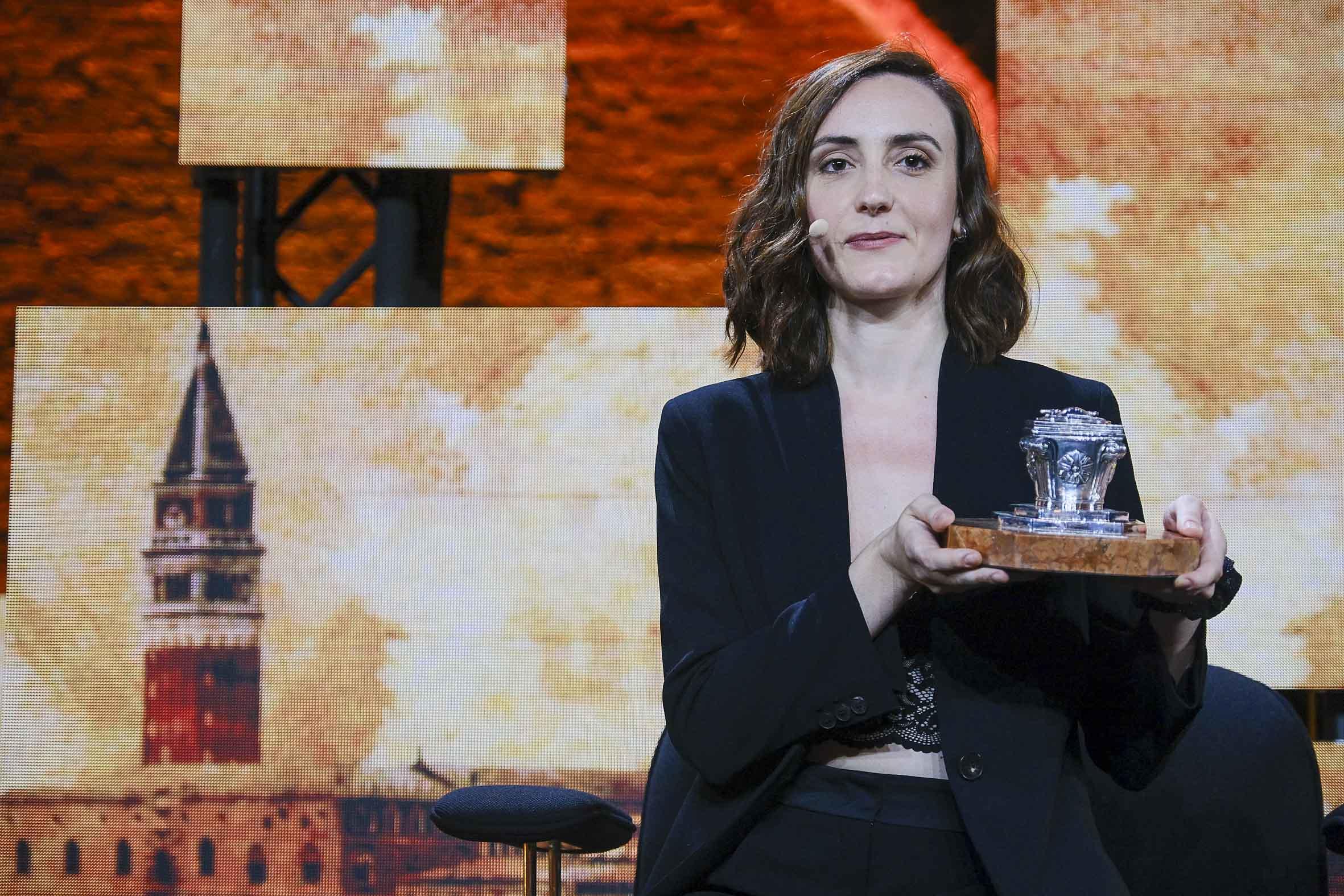 Scopri quali giovani scrittrici e giovani scrittori italiani si sono aggiudicati i principali premi letterari del paese. 